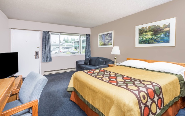 photo 2 of LakeWood Inn & Suites