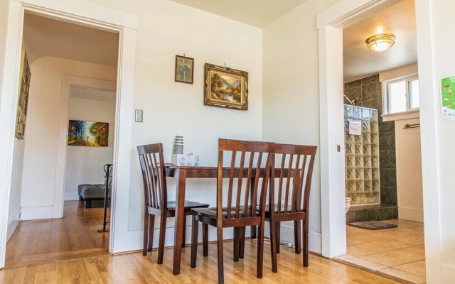 photo 4 of Large and Bright 3 Bedroom With Room For 7