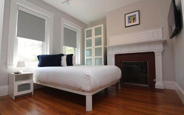 photo 4 of Large Studio w/ Queen AND Sofa Bed..#38