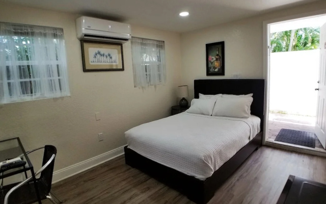 photo 2 of Las Olas Guesthouse at 15th Avenue