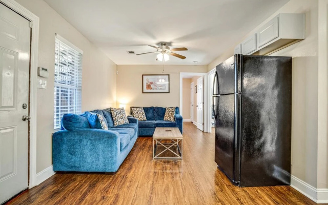 photo 4 of Lasalle 1b/2b · Centrally Located Gated Units Great for Groups!