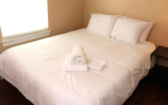 photo 3 of Lasalle 2B · Huge 4BR Gated Apartment w/ Off-street Parking