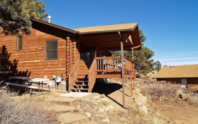 photo 3 of Lazy R Cottages: 15 2 Bedroom Cabin