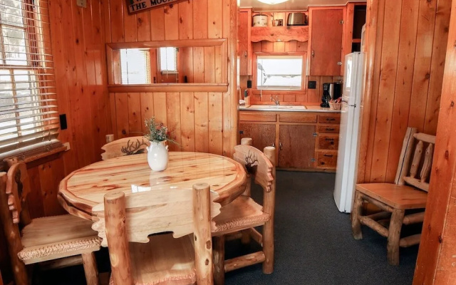 photo 3 of Lazy R Cottages: 2 2 Bedroom Cabin