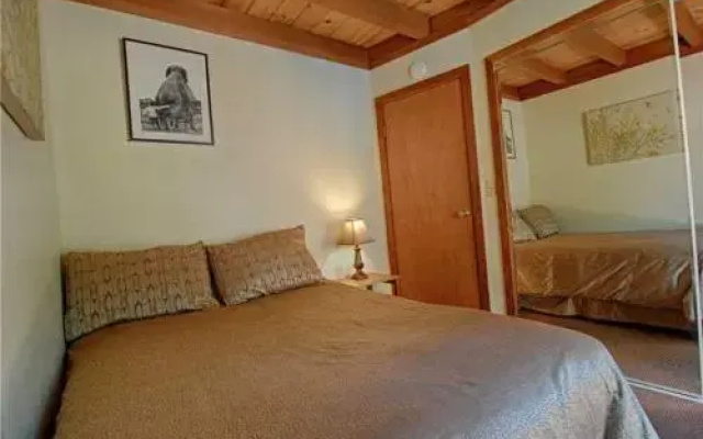 photo 3 of Lewis Ave Lodge - 3 Br Home