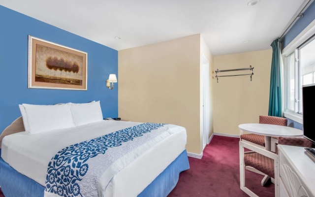 photo 2 of Long Island - Days Inn Hicksville