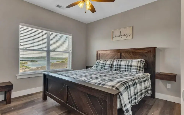 photo 2 of Lookout Lodge 9 Bedroom Home By Redawning