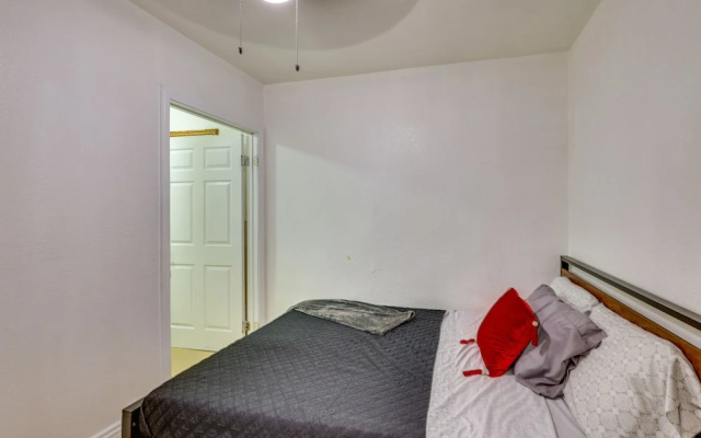 photo 5 of Los Angeles Vacation Rental: 9 Mi to Downtown!