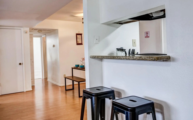 photo 2 of LovelyMedcenter area 3 BR, 2BA condo w/grill
