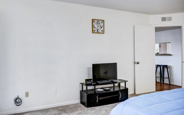 photo 4 of LovelyMedcenter area 3 BR, 2BA condo w/grill