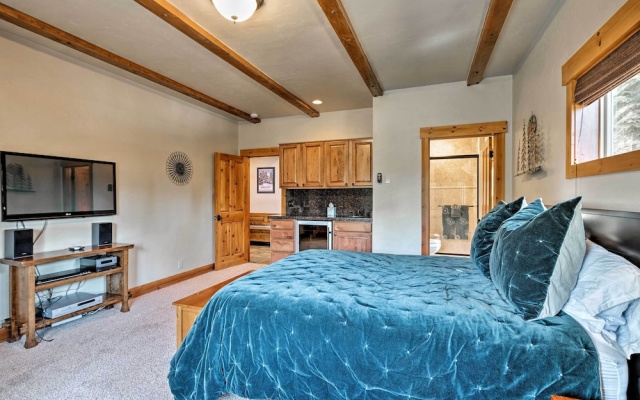 photo 2 of Truckee Escape w/ Hot Tub Near Ski Resorts