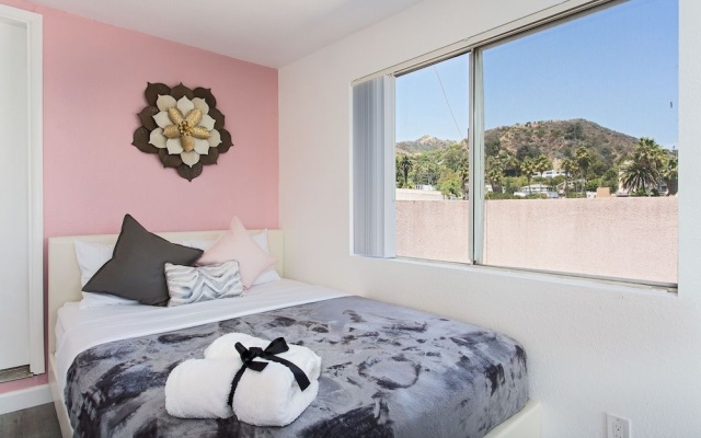 photo 5 of Luxurious 2BD & Den Hollywood Apartment