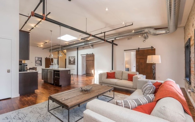 photo 4 of Luxurious Million-dollar Condo w/ Perfect Location