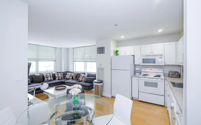 photo 2 of Luxury 2BR + 100 Walkscore | Theatre District | Evonify