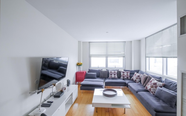 photo 4 of Luxury 2BR + 100 Walkscore | Theatre District | Evonify