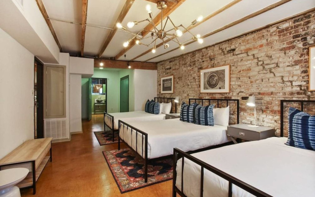 photo 4 of Luxury 2br/2ba Rooftop Apt in CBD by Domio