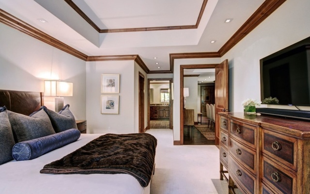 photo 2 of Luxe 2BR+Den Ritz-Carlton Residence Quiet Location by RedAwning - Save 20% on 7+ Nights!