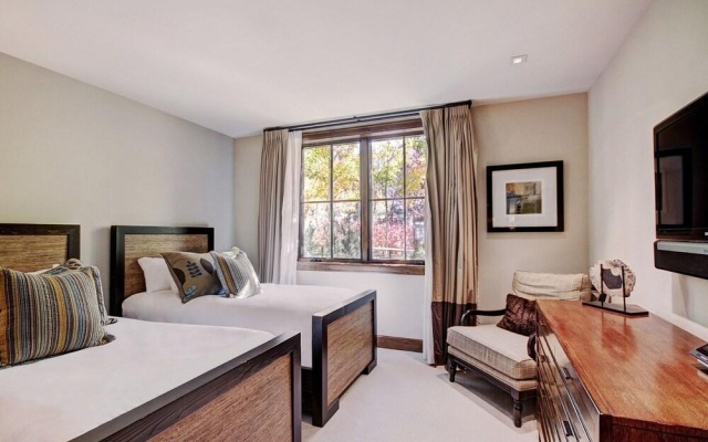 photo 4 of Luxe 2BR+Den Ritz-Carlton Residence Quiet Location by RedAwning - Save 20% on 7+ Nights!