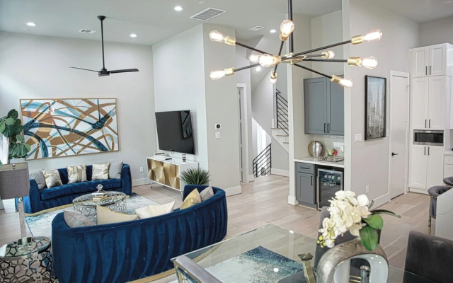 photo 2 of Luxury 3BD Rooftop Home in Dwtwn HTX.