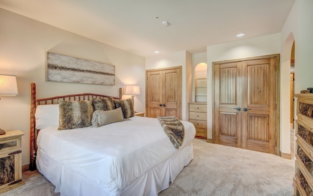 photo 4 of Luxury 4 Bed Pines Townhome Amongst The Peace And Quiet 4 Bedroom Townhouse by RedAwning
