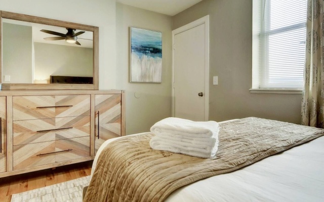 photo 2 of Luxury Denver Apts 8 BDs 4 BAs Great Location!