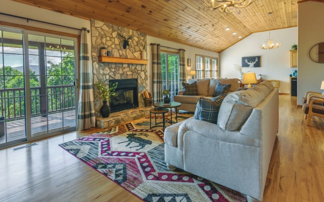 photo 3 of Mtn-view Escape w/ Hot Tub, 9 Mi to Skiing!