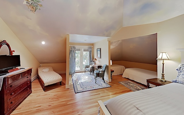 photo 4 of Magnificant & Private Lakefront 5 Bedroom Home