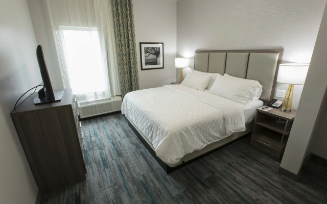 photo 3 of Magnolia Bay Hotel & Suites