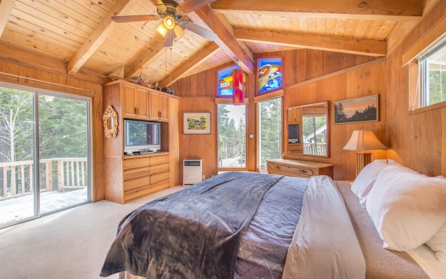 photo 2 of Mahogany by Avantstay Snowbird Cabin w/ Full Chamberlands Access!