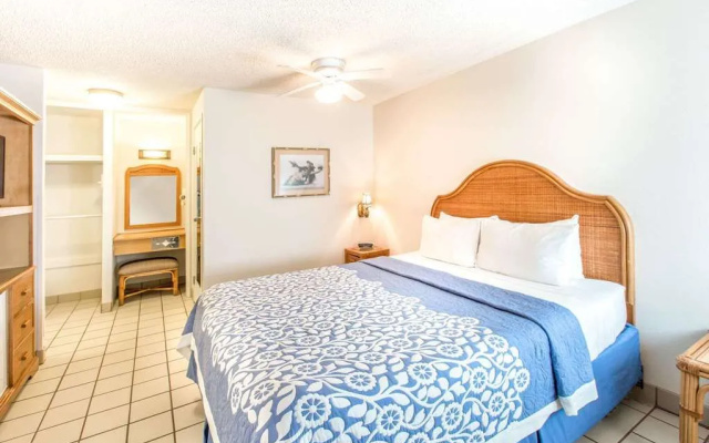 photo 2 of Maui Oceanfront Days Inn