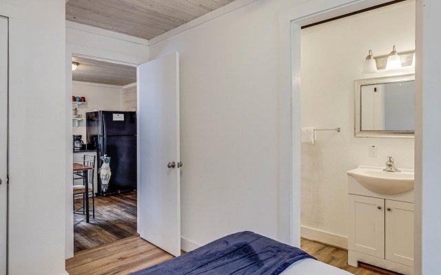 photo 5 of Merry Macaw Rp203b 1 Bedroom Duplex by RedAwning