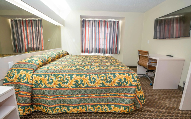 photo 5 of Red Roof Inn & Suites Euless - DFW Airport Southwest