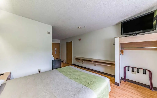 photo 2 of Motel 6 Charlotte - University