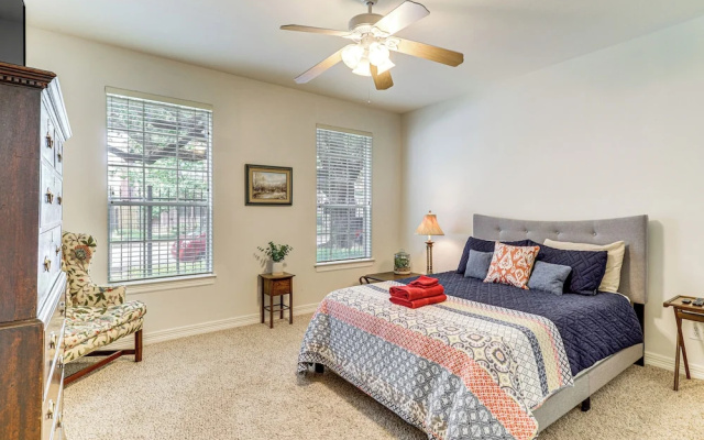 photo 5 of Midtown Houston Abode: 8 Blocks to Downtown!