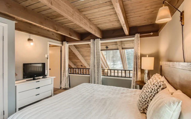 photo 2 of Spacious Mill Run 3 Townhouse Close to City Attractions by RedAwning