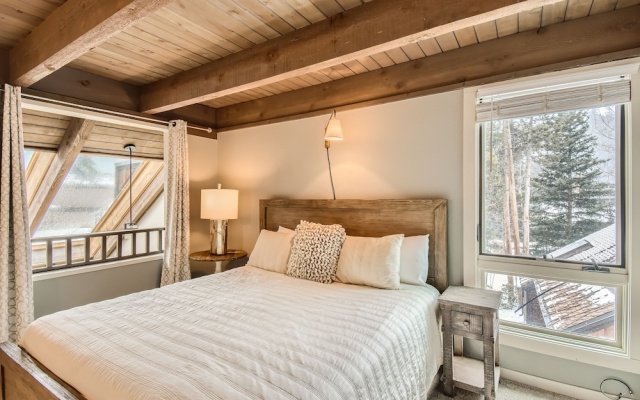 photo 3 of Spacious Mill Run 3 Townhouse Close to City Attractions by RedAwning