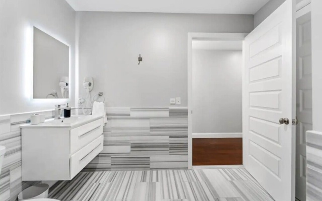 photo 2 of Modern 1 Bedroom Next Door to PPG Arena