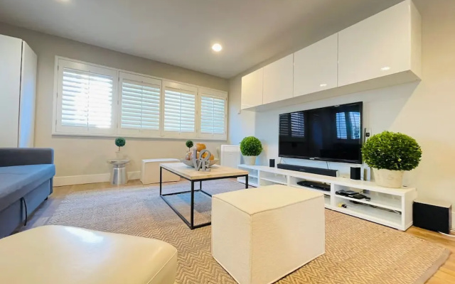 photo 4 of Modern 1Bd Famous Venice 10B