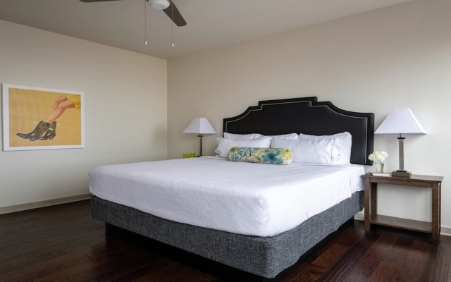 photo 5 of 26th FL Bold CozySuites w/pool, gym, roof