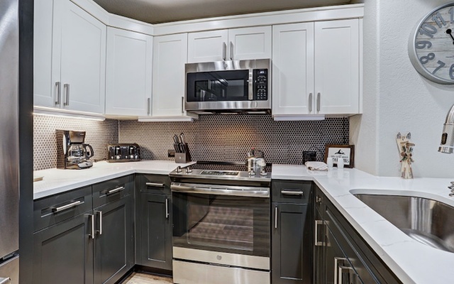 photo 3 of Modern 2br + Den At St James- Sleeps 10! 2 Bedroom Condo
