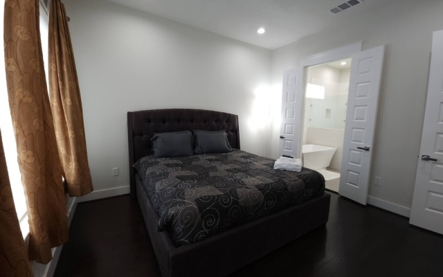 photo 2 of "modern 3bed Townhome. Near Nrg"