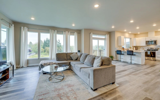 photo 5 of Modern Blaine Vacation Rental, 33 Mi to Vancouver!