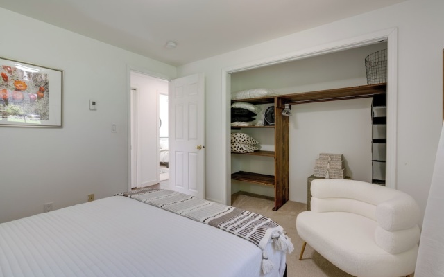 photo 2 of Modern Home: 3 Miles to Woodinville Wine Country!