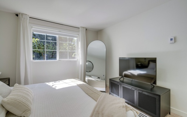 photo 4 of Modern Home: 3 Miles to Woodinville Wine Country!