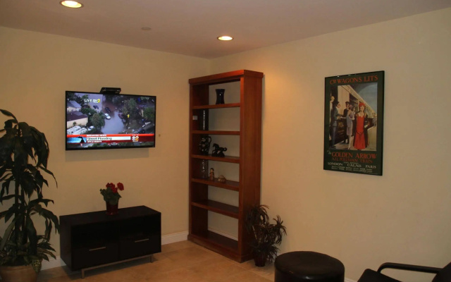 photo 4 of Modern Home in Burbank