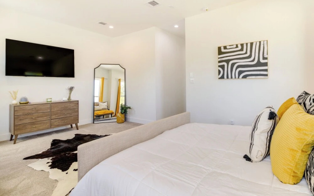 photo 4 of Modern Houston Home w/ Yard, 3 Mi to Toyota Center