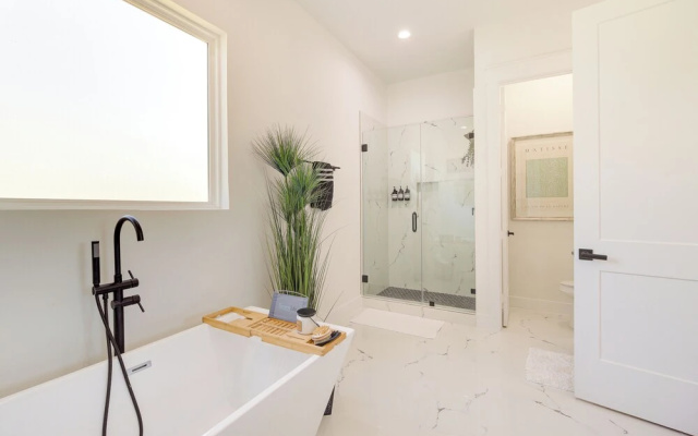 photo 5 of Modern Houston Home w/ Yard, 3 Mi to Toyota Center
