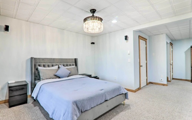 photo 2 of Modern Camelback Mountain Home: 1/2 Mi to Skiing!