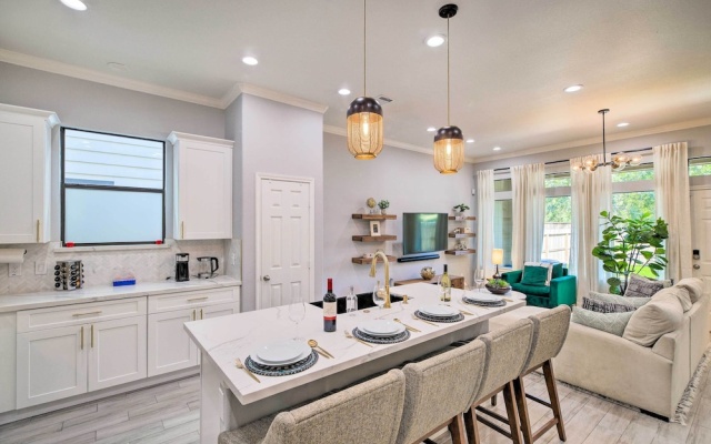 photo 2 of Modern Houston Townhome - 3 Mi to Downtown!