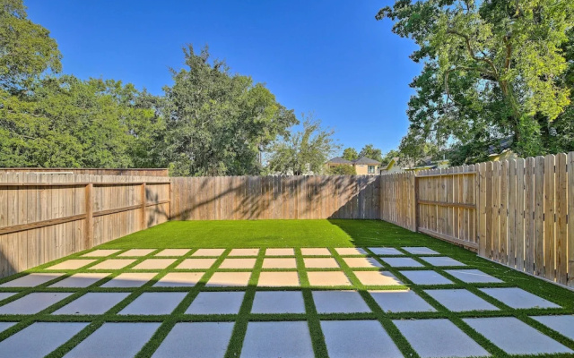 photo 4 of Modern Houston Townhome - 3 Mi to Downtown!